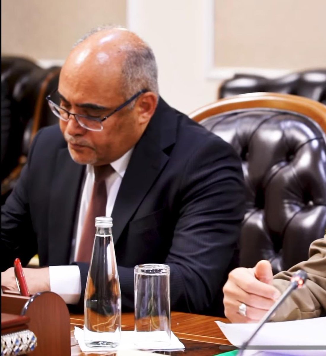 Iraq_Gate's tweet image. #العراق ||

لأول مرة على الإعلام ظهور "أبو علي البصري" مؤسس خلية الصقور الاستخبارية سابقاً ومتهم من قبل خصومه بإنه (عميل إيراني)، تواجد اليوم خلال جلسة للمجلس الوزاري للأمن الوطني بعد تَسنمه رسمياً منصب رئيس جهاز الامن الوطني.