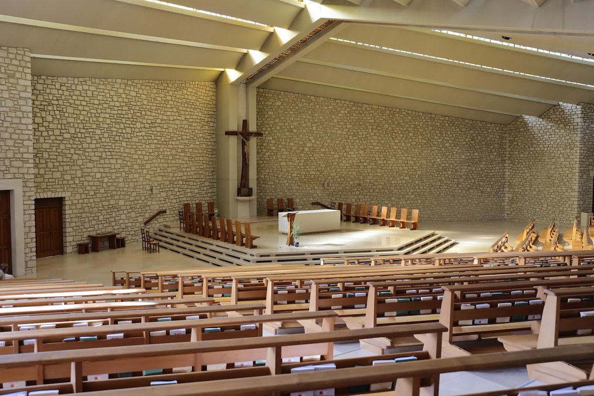 PEtienneJ's tweet photo. @World_isTweetly Celle où j'ai été ordonné prêtre, consacrée en 1977 (excellent millésime au demeurant) : Sainte-Émérentienne à #Venasque https://t.co/U25q54781P