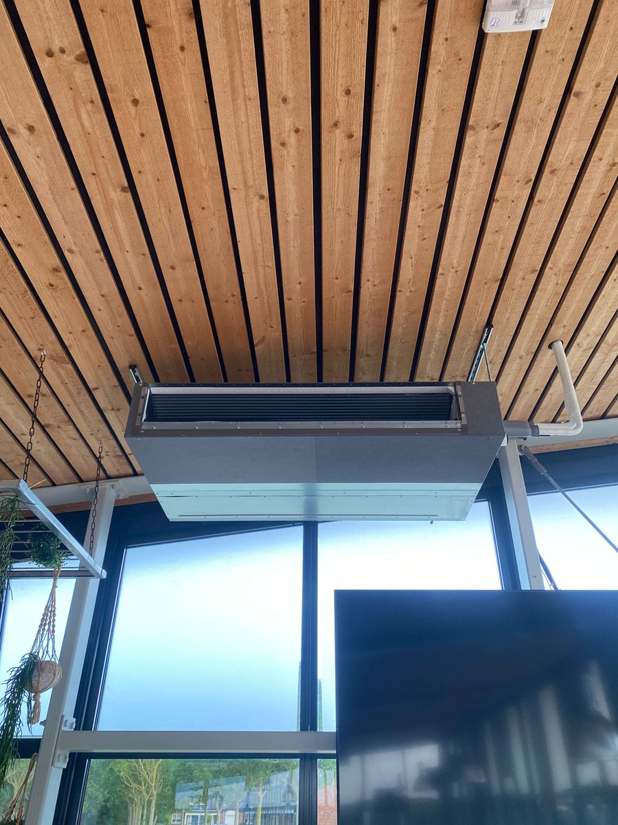 VvZelo's tweet photo. Con Zelo zit niet stil in de zomerstop! De afgelopen weken is hard gewerkt aan het verduurzamen van het clubgebouw.💪🏻 Met het plaatsen van een nieuwe airconditioning aangesloten op gloednieuwe zonnepanelen is de club klaar voor een duurzame toekomst!🪴 https://t.co/21nOcndL6l