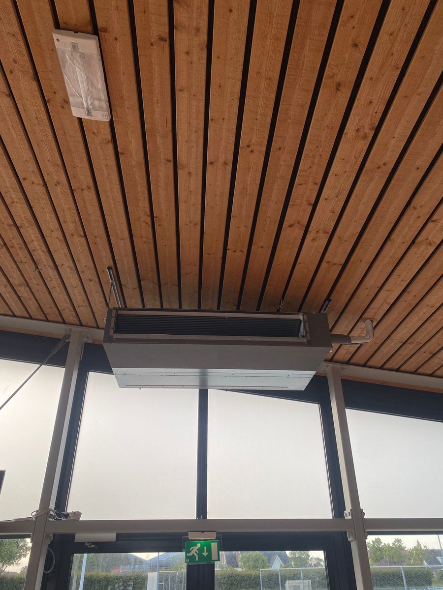 Con Zelo zit niet stil in de zomerstop! De afgelopen weken is hard gewerkt aan het verduurzamen van het clubgebouw.💪🏻 Met het plaatsen van een nieuwe airconditioning aangesloten op gloednieuwe zonnepanelen is de club klaar voor een duurzame toekomst!🪴