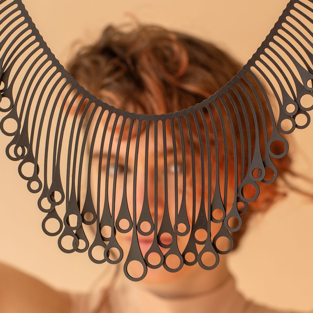 designTun's tweet photo. ✨Um simples estímulo pode gerar conexões surpreendentes. 💥

Colar Axônio

#designtun #joiasdeborracha #rubberjewelry #contemporaryjewelry #bijoucontemporain #colartun https://t.co/V4FdItUOmI