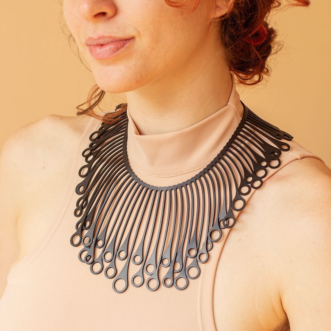 designTun's tweet photo. ✨Um simples estímulo pode gerar conexões surpreendentes. 💥

Colar Axônio

#designtun #joiasdeborracha #rubberjewelry #contemporaryjewelry #bijoucontemporain #colartun https://t.co/V4FdItUOmI