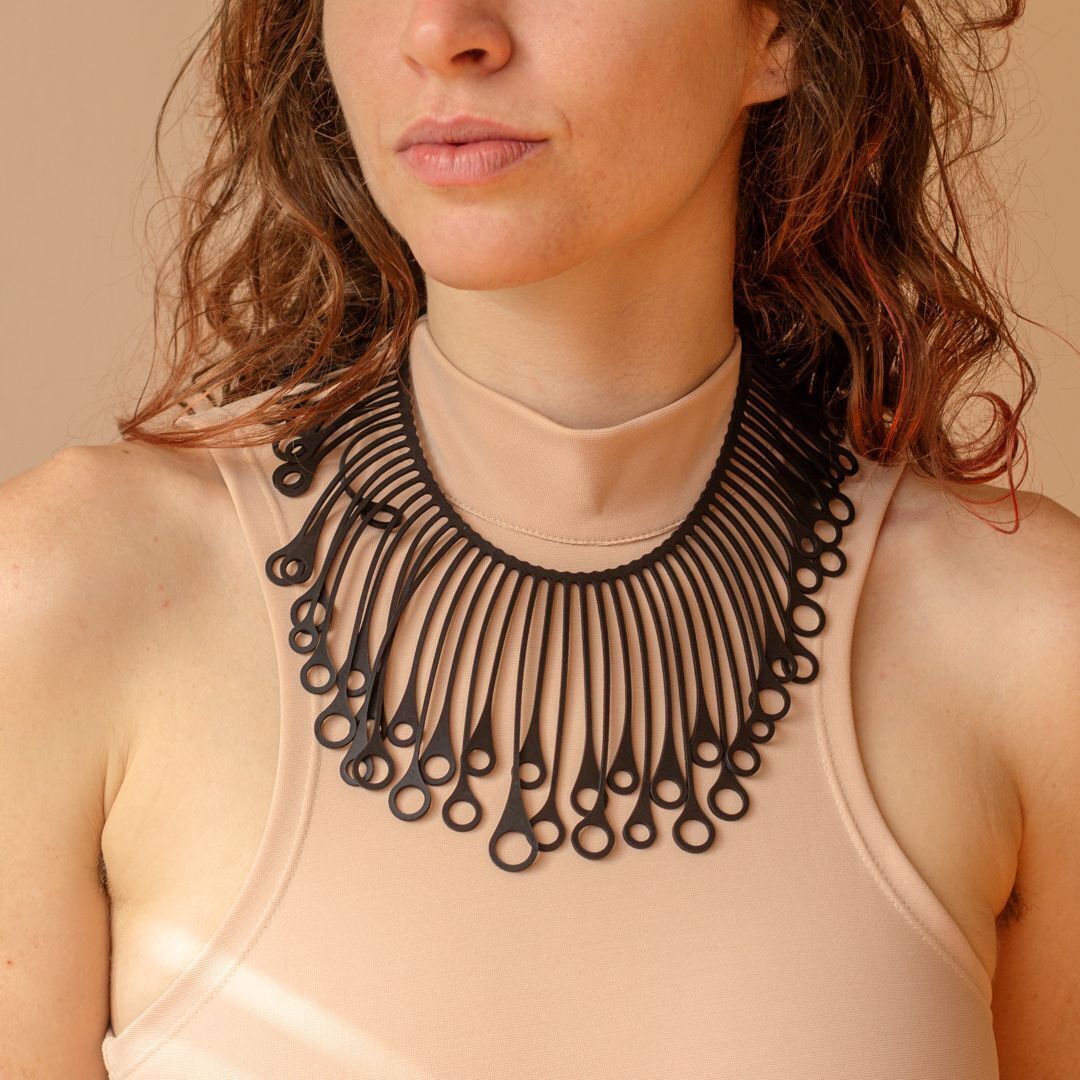 designTun's tweet photo. ✨Um simples estímulo pode gerar conexões surpreendentes. 💥

Colar Axônio

#designtun #joiasdeborracha #rubberjewelry #contemporaryjewelry #bijoucontemporain #colartun https://t.co/V4FdItUOmI