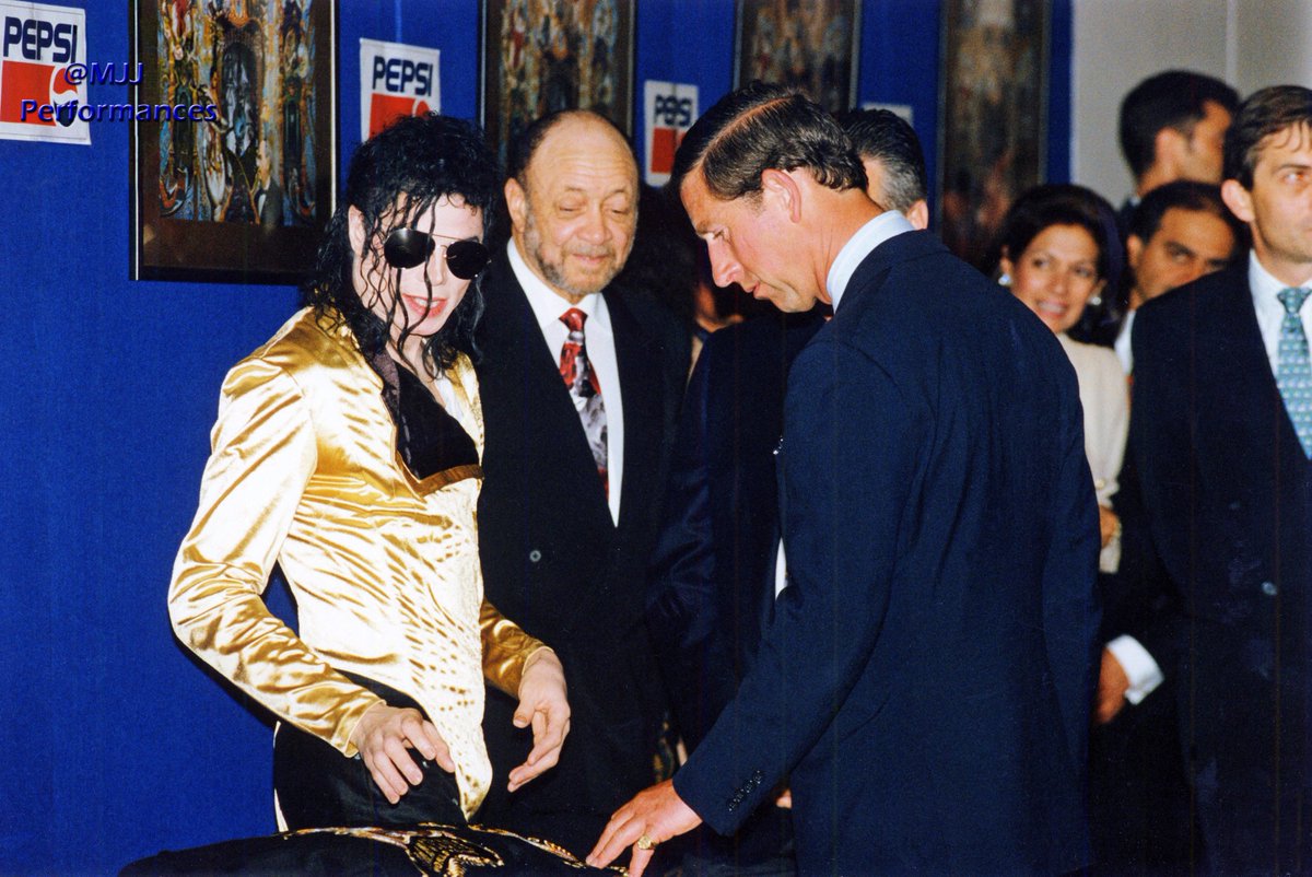 [HQ] Michael and Prince Charles backstage prior to his 'Dangerous' Concert, Wembley Stadium, London, Britain - Jul 1992.

#MichaelJackson #Kingofpop #dangerousworldtour #wembleystadium #celebrities #london #princecharles #mjfan #mjjinocent #popmusic #dancer