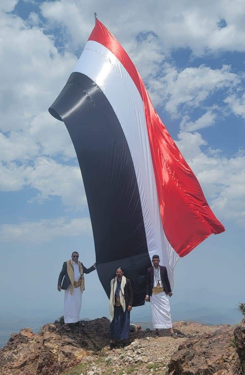 هكذا يرد اليمنيون على فكرة الولاية! 
فكرة الولاية قنبلة تشطيرية تمزّق الأوطان لأنها تقوم على التمييز العنصري بين المواطنين 
ولاية وولاء كُل يمني اليوم هو هذا العَلَمُ الجمهوري ودستوره الذي لايُفرّق بين أبناء اليمن الكبير ولا يُميّز أحداً على أحد 
تحيّة للشِّعِر ولإب ولليمن الكبير