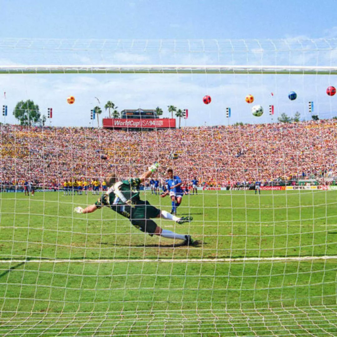 itsonside's tweet photo. Last night's MLS attendance record breaking match (82,110) between LA Galaxy and LA FC bring back the memories of 1994 World Cup Final,  where 94,194 fans watched the Baggio's heart breaking penalty and Brazil's golden boys Samba in the same place, Rose Bowl stadium
#worldcup https://t.co/ShKwzko0ms