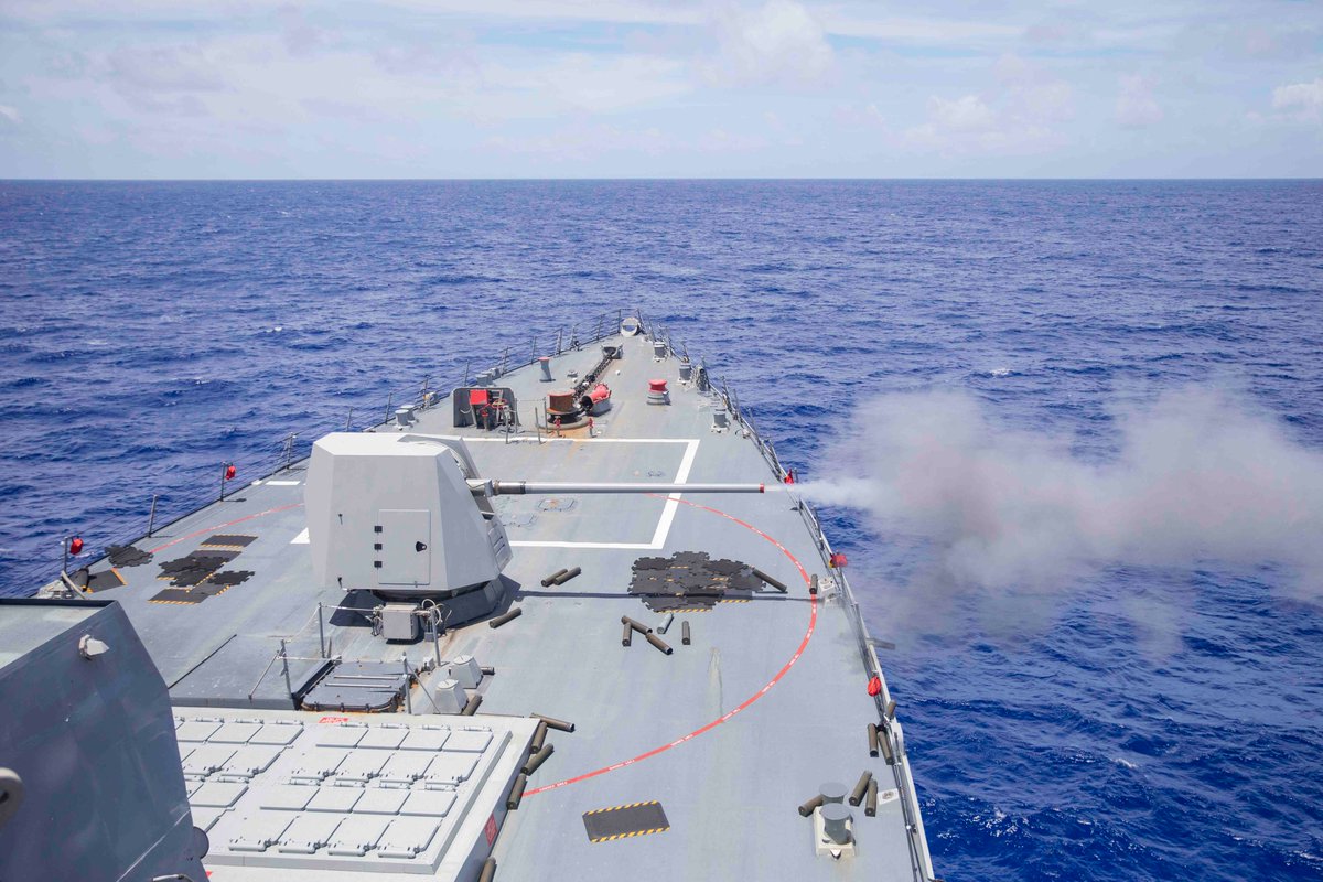 USPACOM's tweet photo. #USSRalphJohnson conducts a live-fire exercise in the #PhilippineSea.
#CTF71 assets routinely operate in @US7thFleet area of responsibility to maintain #Readiness to respond in support of #FriendsPartnersAllies in the #FreeAndOpenIndoPacific.
📸: MC1 Jamaal Liddell https://t.co/z8u5Cqrl0i