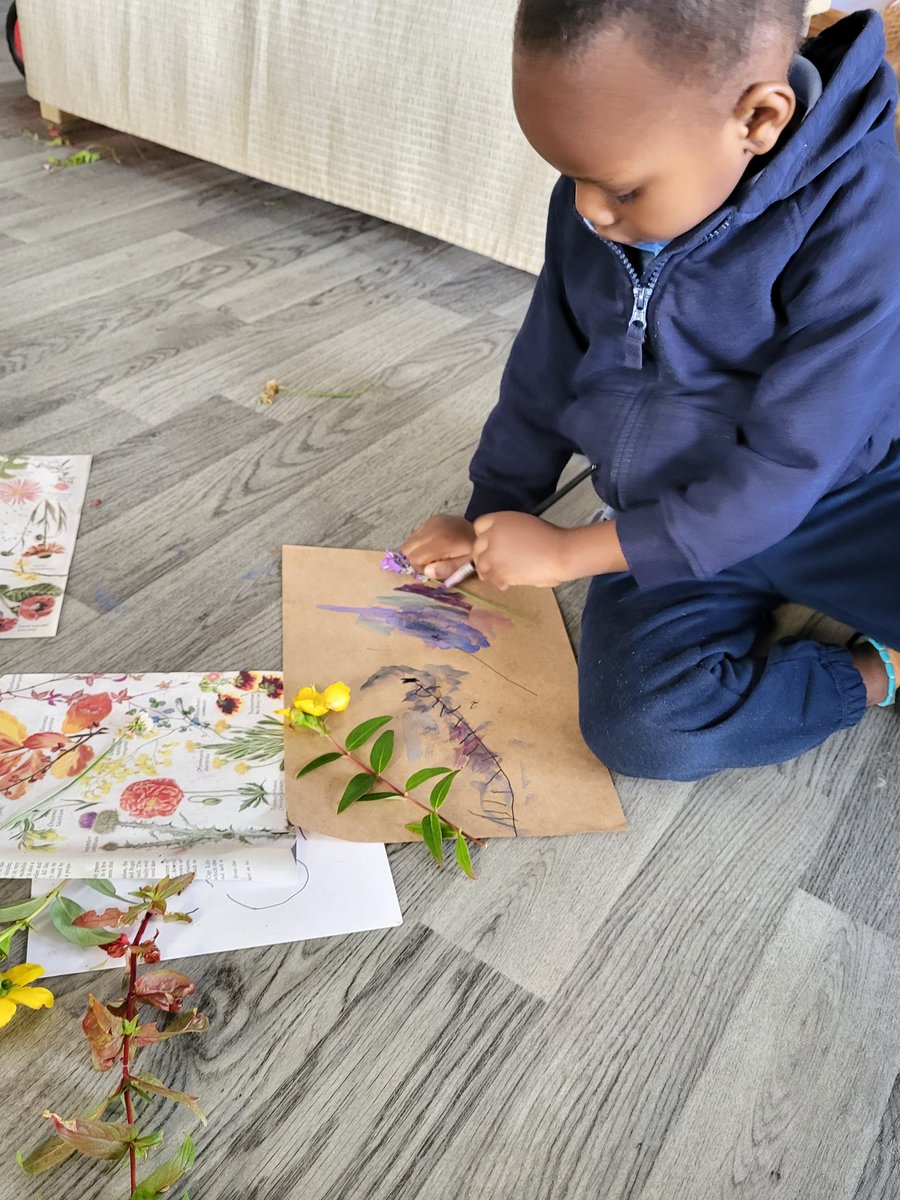 EYFSatStPhilips's tweet photo. Our Nursery children are very interested in the wild flowers growing in the garden this week. Therefore, we created a simple provocation of flowers, pens, water colour paints, photographs of flowers &amp; the beautiful 'Footpath flowers' book. @WeAreBDAT @STPHILIPSCE @EarlyExcellence https://t.co/DdYSc2Lpun