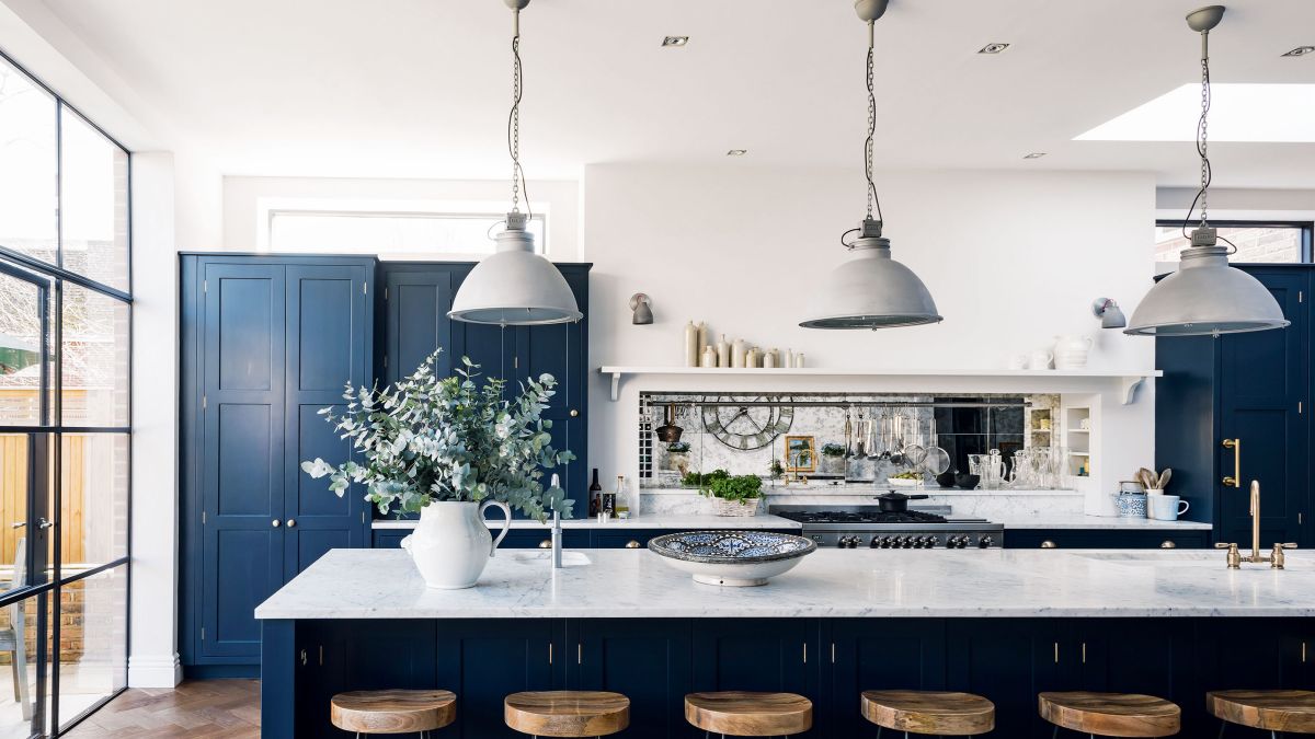 JoynerSpitzner's tweet photo. Looking for a #DIYproject that can transform the look of your kitchen? You've found one. #paintjobs  https://t.co/tdtfAAWcoF https://t.co/Y2sfuE1Ely