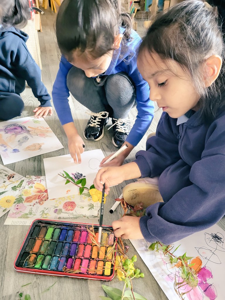 EYFSatStPhilips's tweet photo. Our Nursery children are very interested in the wild flowers growing in the garden this week. Therefore, we created a simple provocation of flowers, pens, water colour paints, photographs of flowers &amp; the beautiful 'Footpath flowers' book. @WeAreBDAT @STPHILIPSCE @EarlyExcellence https://t.co/DdYSc2Lpun