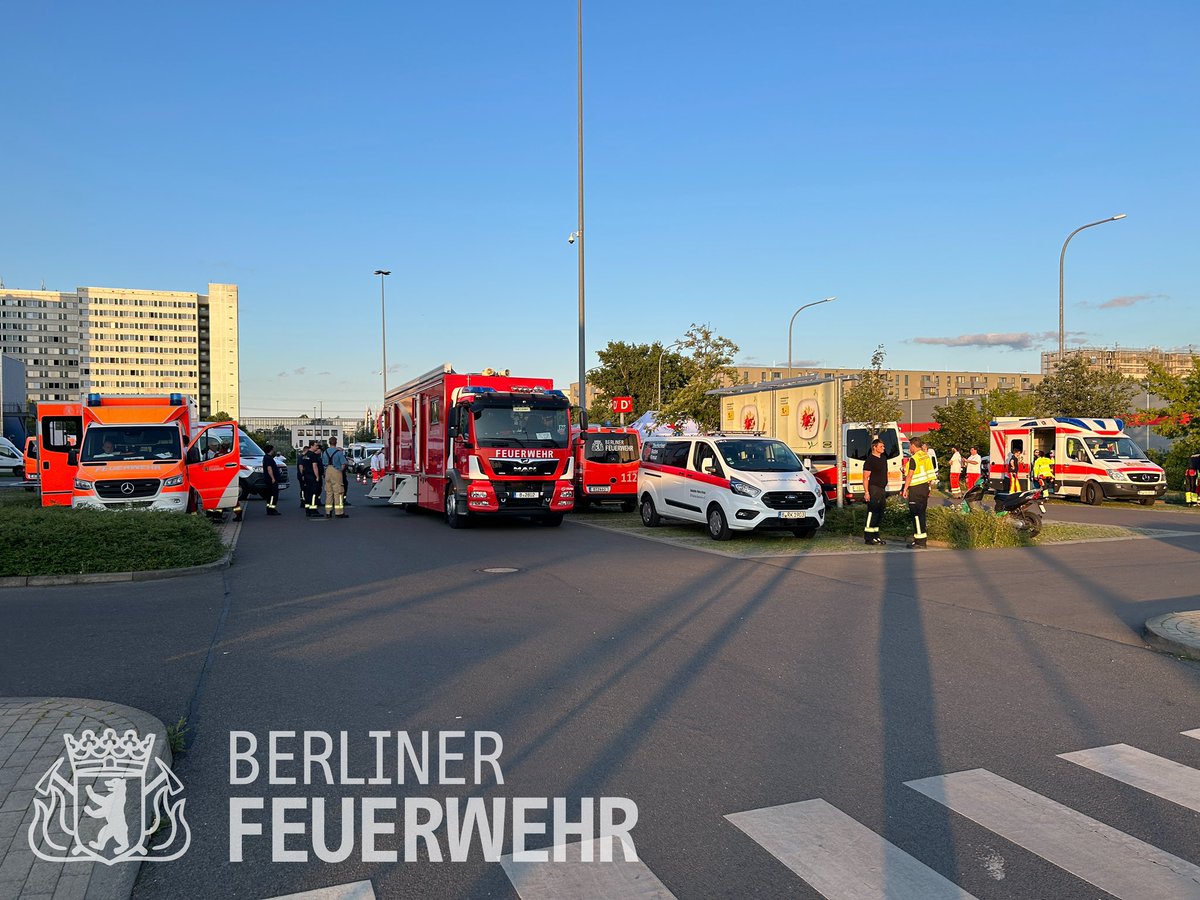 Berliner_Fw's tweet photo. Durch die sehr gute Zusammenarbeit in der Gemeinsamen Einsatzleitung zwischen @Berliner_Fw, @polizeiberlin, @BaLichtenberg, @ASBinBerlin und dem @drk_berlin konnten alle koordinierenden Maßnahmen reibungslos abgearbeitet werden. Die #FF unterstütze mit der #FueNord im #ELW2. https://t.co/lx2eyzPa7s