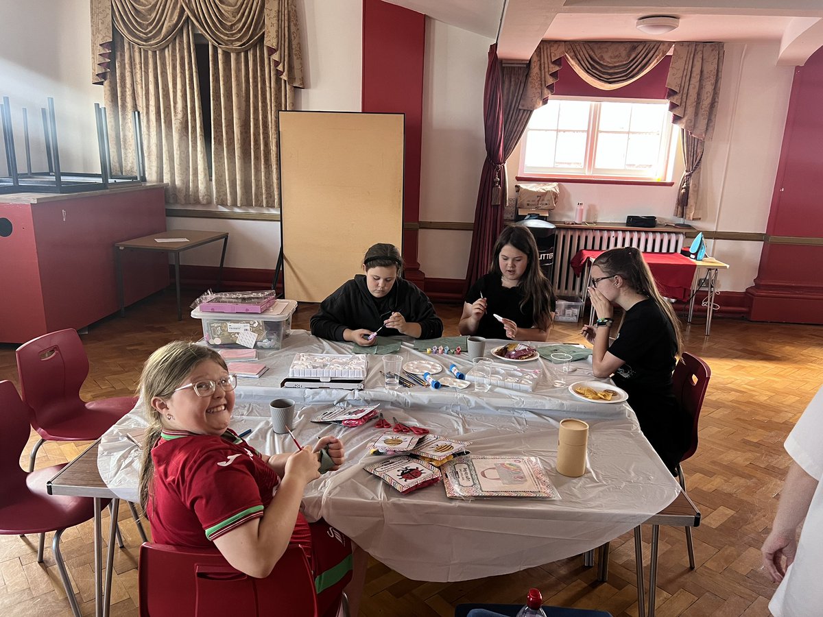 Egija_YMCA's tweet photo. Happy Wednesday ☀️ Great session with @YMCASwansea Young Carers designing tote bags, taking part in arts &amp; crafts activities, playing games and having a break from their caring roles #YoungCarers #NeedABreak https://t.co/eJ40iHpPXu