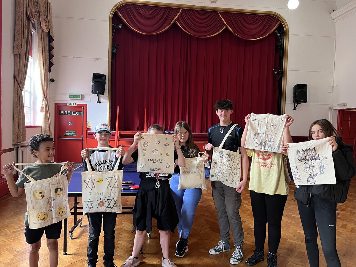 Happy Wednesday ☀️ Great session with @YMCASwansea Young Carers designing tote bags, taking part in arts & crafts activities, playing games and having a break from their caring roles #YoungCarers #NeedABreak