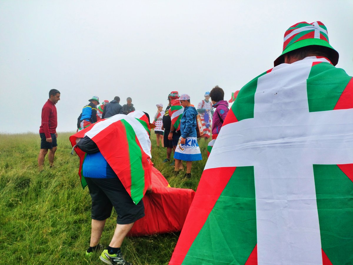 TourIparEH's tweet photo. Egun ere ikurrin andana ikusi ahal izan dugu Xiberuko lurretan. Euskal Herria alderik alde zeharkatu duen Frantziako Tourrean argiki erakutsi dugu herri bat garela. 

Zorionak Euskal Herria!

#TDF2023 #Basquesdecide @LeTour
 #EuskalHerriakerabaki https://t.co/7K5qkFJ2TC