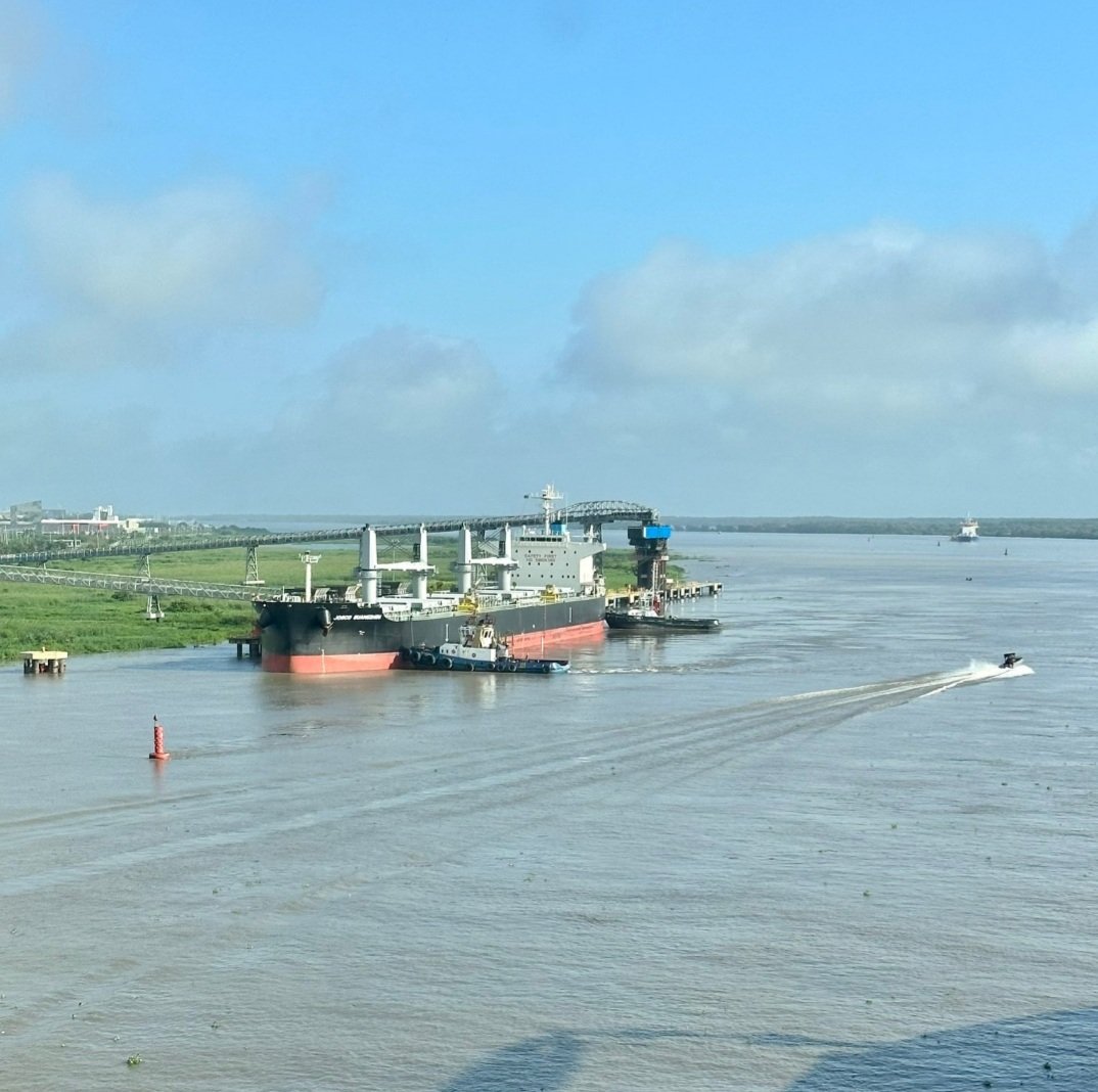 jormon26's tweet photo. Otro hito histórico en la zona portuaria de Barranquilla por parte de #Riverport, al recibir un buque con 39.750 toneladas de maíz para el sector avícola, siendo la mayor cantidad de granel que se trae por embarcación, gracias a que el calado es de 10 metros. https://t.co/TYIkcsHNzU