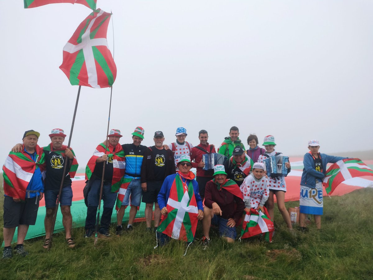 TourIparEH's tweet photo. Egun ere ikurrin andana ikusi ahal izan dugu Xiberuko lurretan. Euskal Herria alderik alde zeharkatu duen Frantziako Tourrean argiki erakutsi dugu herri bat garela. 

Zorionak Euskal Herria!

#TDF2023 #Basquesdecide @LeTour
 #EuskalHerriakerabaki https://t.co/7K5qkFJ2TC