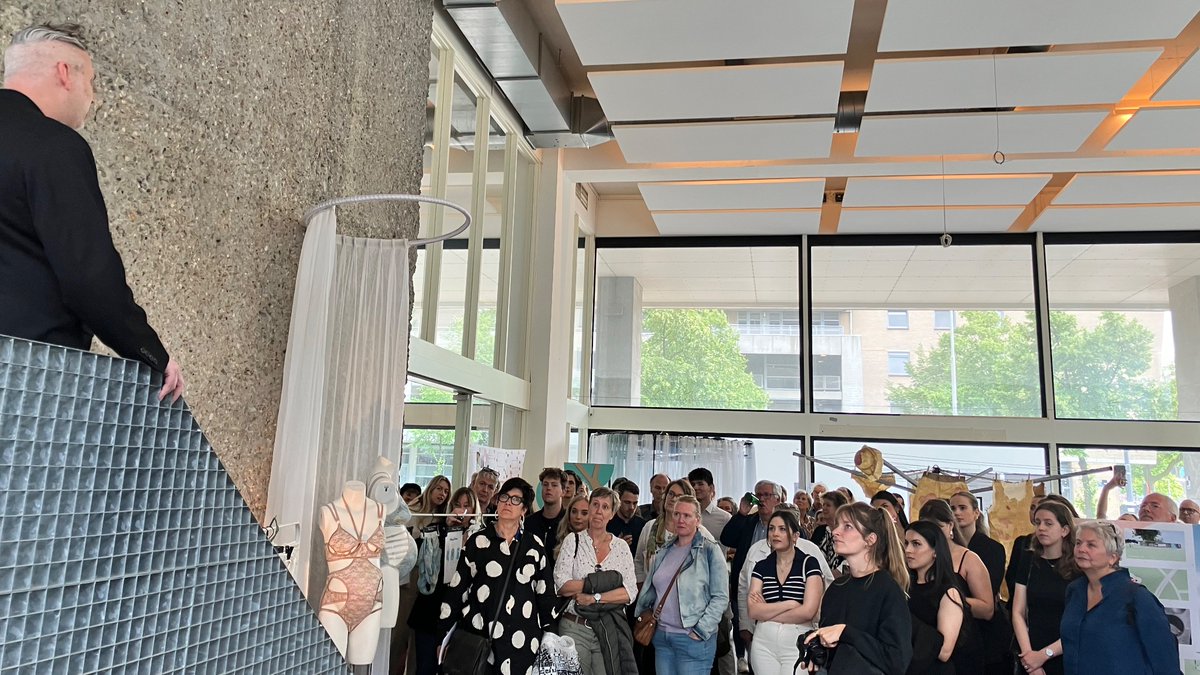 Drukke boel bij de opening van de eindexpositie van Ad Arts &amp; Crafts <a href="/RdamAcademy/">Rotterdam Academy</a>