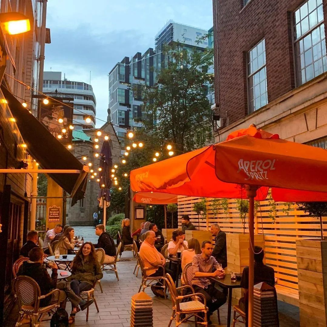 𝙒𝙖𝙧𝙢 𝙨𝙪𝙢𝙢𝙚𝙧 𝙣𝙞𝙜𝙝𝙩𝙨 𝙤𝙣 𝙩𝙝𝙚 𝙩𝙚𝙧𝙧𝙖𝙘𝙚 𝙖𝙩 𝙈𝙖'𝙨

Ours is a Spritz, what will you be having?

Join Ma for dinner and drinks til late 7 days a week. 

Brunch, lunch or Sunday roast, it is always best to book at MaBoyles.co.uk