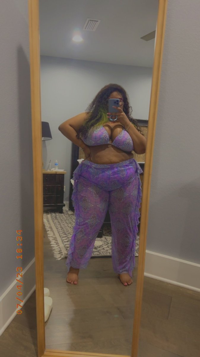 Millz3Ds's tweet photo. So my ppl feels my outfits are inappropriate but honestly if I was a smaller girl then it would be okay ..... #lizzogotmefeelingmyself #moodonlizzoallsummer https://t.co/HBgpcwglp9