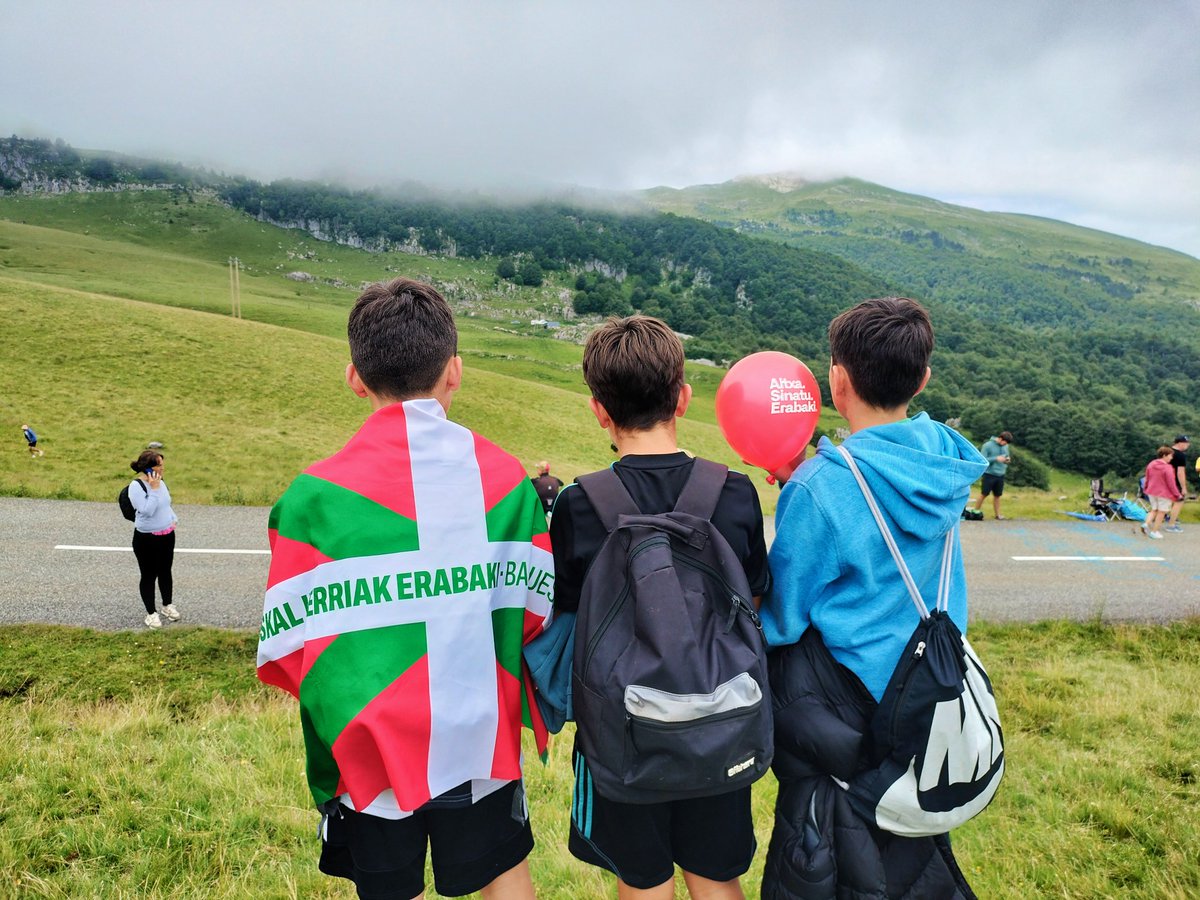 TourIparEH's tweet photo. Beaucoup d'ikurriña aujourd'hui en Soule. Le Tour a traversé le Pays Basque de part et d'autre durant quatre jours et nous avons démontré que nous sommes un seul et même peuple. 

#TDF2023 #Basquesdecide @LeTour
#EuskalHerriakerabaki https://t.co/bJcdtltodi