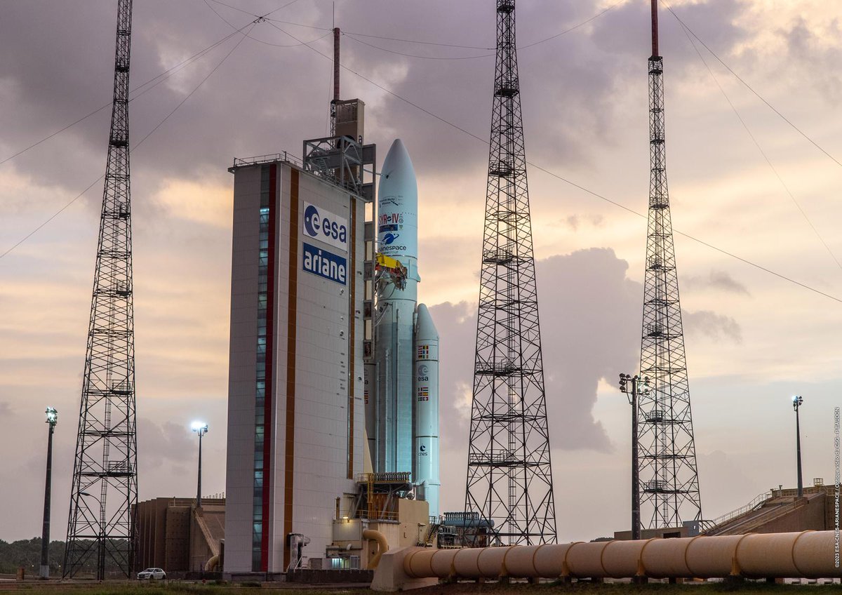 EuropeSpacePort's tweet photo. H0-2 #VA261 
#Ariane5 se tient prête sur son pas de tir. Tous les voyants sont au vert 🟢 
#GénérationAriane5
@ArianeGroup @Arianespace @CNES @esa @DLR_en @AirbusDefence @DGA @OHB_SE https://t.co/X9p4XM6PUg