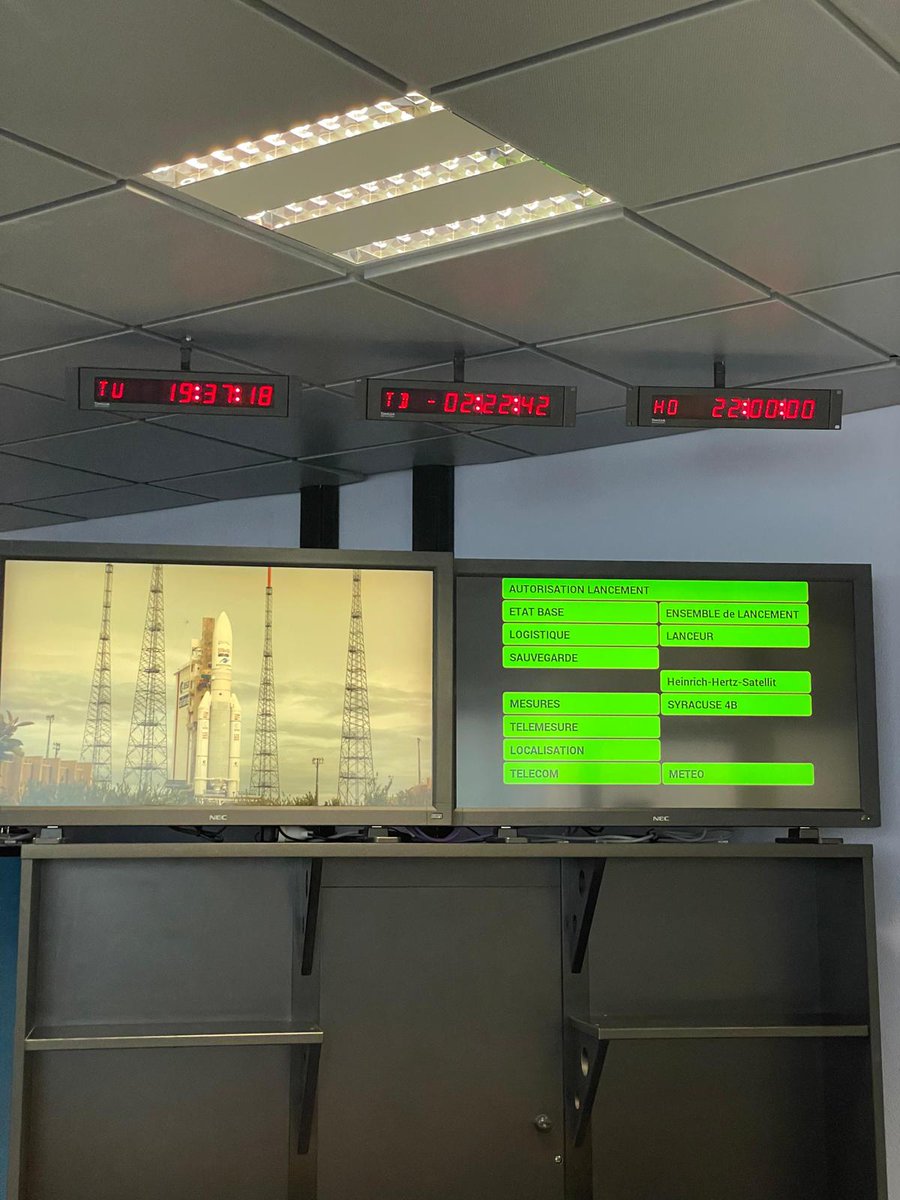 EuropeSpacePort's tweet photo. H0-2 #VA261 
#Ariane5 se tient prête sur son pas de tir. Tous les voyants sont au vert 🟢 
#GénérationAriane5
@ArianeGroup @Arianespace @CNES @esa @DLR_en @AirbusDefence @DGA @OHB_SE https://t.co/X9p4XM6PUg