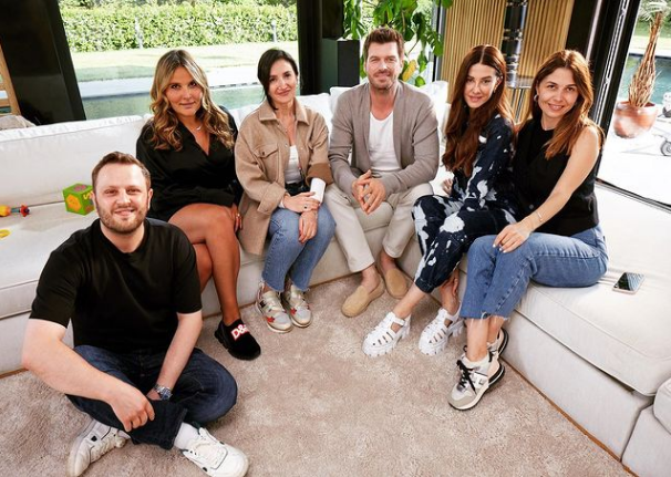 MarciMax1's tweet photo. 🆕📸#KıvançTatlıtuğ e #BaşakDizer no #backstage da equipe de gravação do anúncio das fraldas via #Balca em seu IG @itsmebalca que disse:
"Somos convidados para a casa do casal #Molfix muito em breve.🥰
#kivanctatlitug #BasakDizerTatlitug #turkey #türkiye #reklam #commercial https://t.co/9cmUyn1M0J