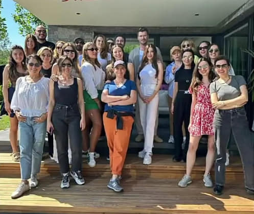 MarciMax1's tweet photo. 🆕📸#KıvançTatlıtuğ e #BaşakDizer no #backstage da equipe de gravação do anúncio das fraldas via #Balca em seu IG @itsmebalca que disse:
"Somos convidados para a casa do casal #Molfix muito em breve.🥰
#kivanctatlitug #BasakDizerTatlitug #turkey #türkiye #reklam #commercial https://t.co/9cmUyn1M0J