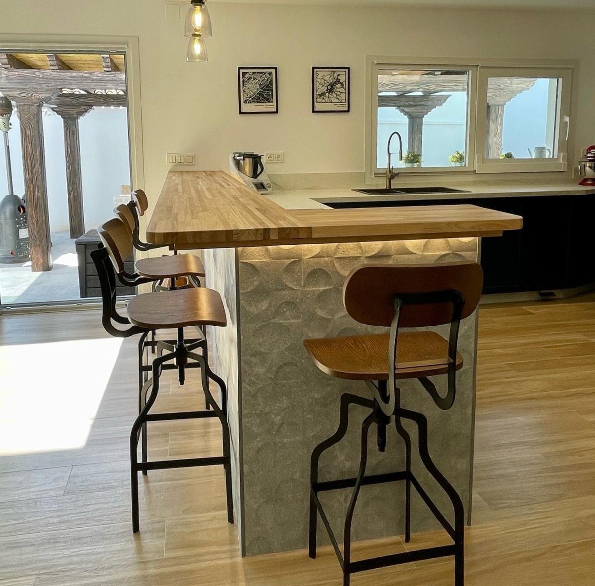 inkococinas's tweet photo. Cocina abierta al salón, la barra es el nexo de unión de los espacios, en vuelo sobre la península para permitir la cómoda instalación del office. 
#Inkococinas #INKOCOCINAS  #cocinaamedida #cocinaconestilo #cocinapersonalizada #moderkitchen #azulcobalto #cocinaazul https://t.co/QZ8GoZffcF