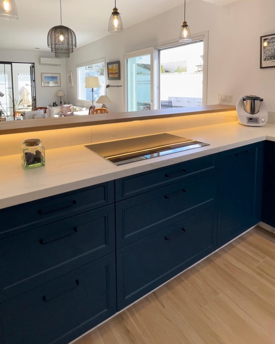 inkococinas's tweet photo. Cocina abierta al salón, la barra es el nexo de unión de los espacios, en vuelo sobre la península para permitir la cómoda instalación del office. 
#Inkococinas #INKOCOCINAS  #cocinaamedida #cocinaconestilo #cocinapersonalizada #moderkitchen #azulcobalto #cocinaazul https://t.co/QZ8GoZffcF
