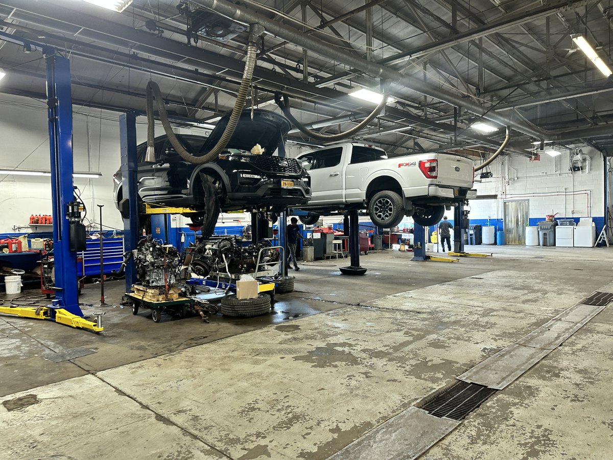 Busy day in the shop today, give it up for our awesome Techs & Recon team! Schedule your appointment today to make sure your #SteetPonteFord or #SteetPonteLincoln is running smooth for the summer 😎