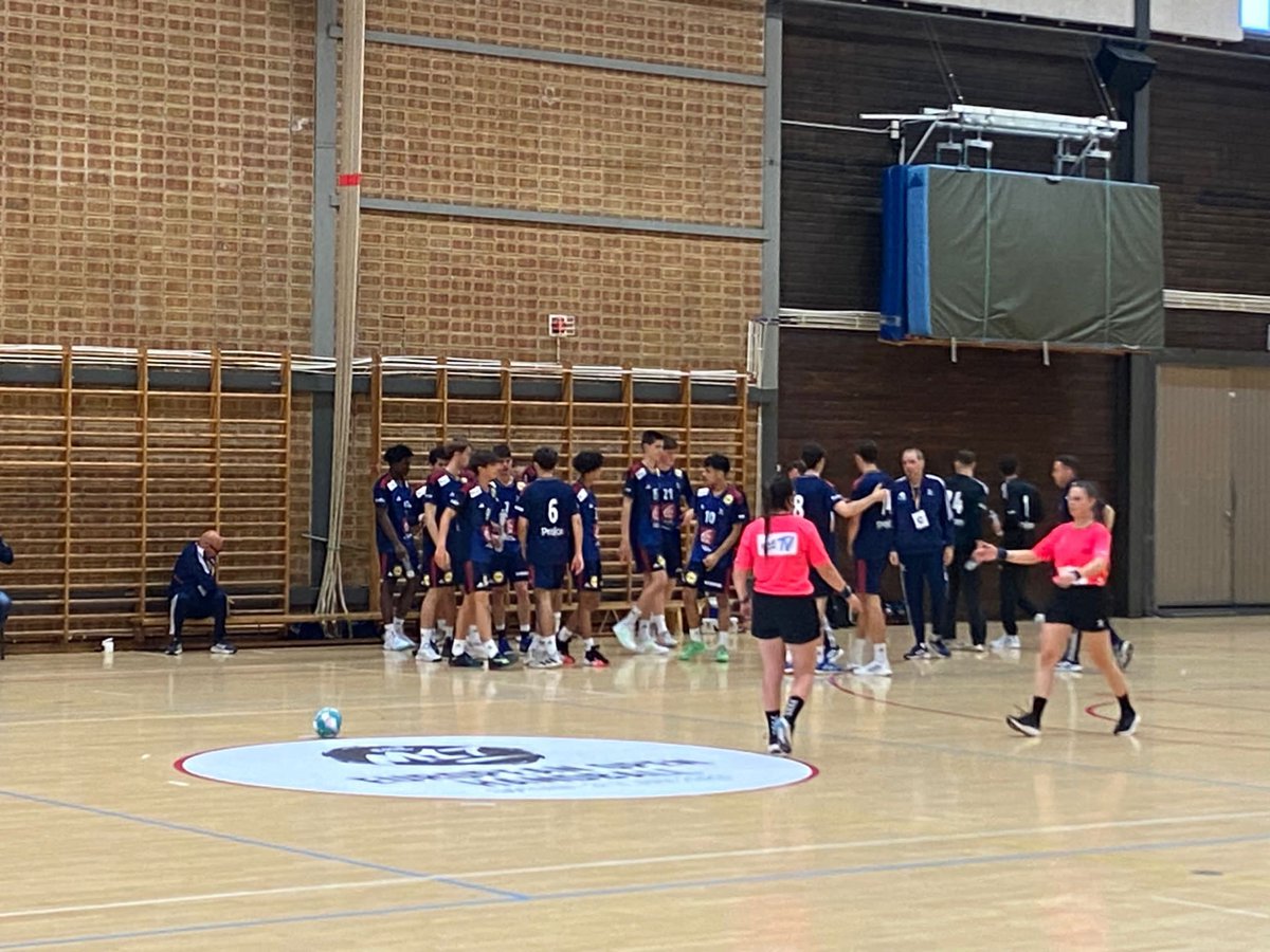 📸 Además de los #HispanosPromesas, el #Balonmano español está representado en el EHF EURO OPEN 2023 por Marta Fernández y Maielen Calderón, la pareja de arbitras de País Vasco que forma parte del programa de árbitros jóvenes de <a href="/EHF_Activities/">European Handball Federation</a>. #Arbitraje