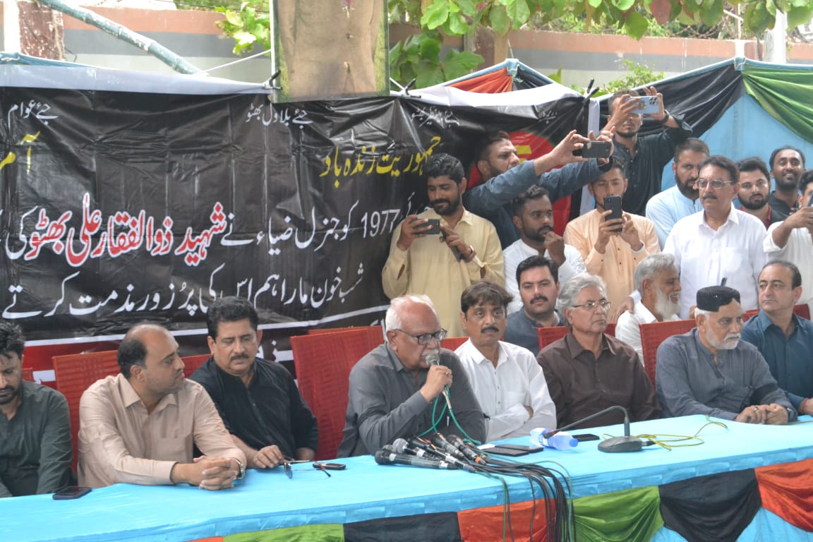 WaqarMehdiPPP1's tweet photo. پاکستان پیپلز پارٹی سندھ کے جنرل سیکرٹری سینیٹر وقار مہدی 5 جولائی یوم سیاہ کے موقع پر پیپلز پارٹی کراچی ڈویژن کے تحت پیپلز سیکریٹریٹ کراچی میں منعقدہ احتجاجی تقریب سے خطاب کر رہے ہیں https://t.co/CvzO7ViTiL