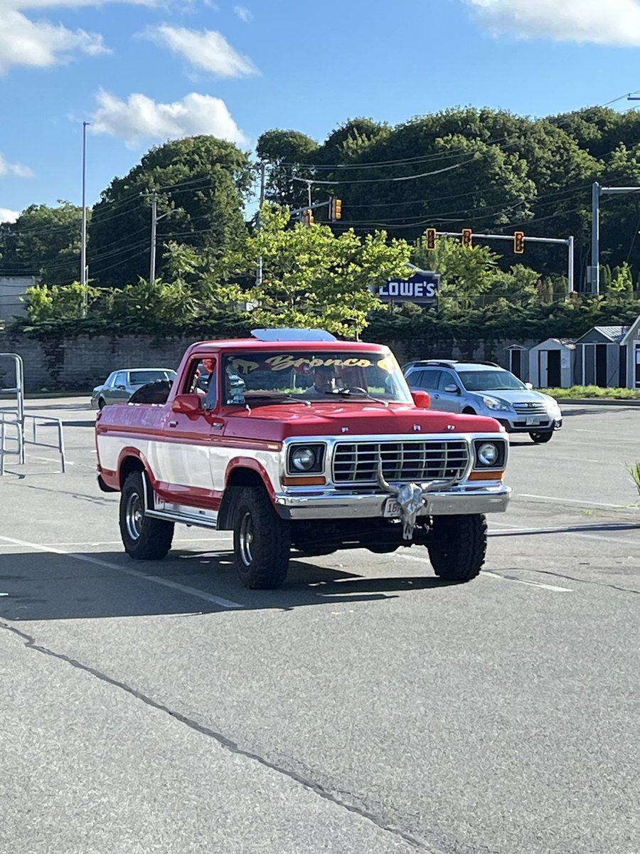 casenkyle21's tweet photo. @RGSampson @dougs_cars @Ford @mrlevine Posting this for someone who is obsessed with a certain Bronco color…. https://t.co/9tzc1J2md6