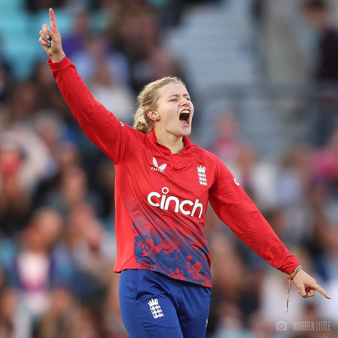 TheCricketerMag's tweet photo. 🏴󠁧󠁢󠁥󠁮󠁧󠁿 ENGLAND WIN BY THREE RUNS!!!!

It's Australia's first T20I defeat since March 2021 and keeps England in the running to win the Ashes.

#Ashes https://t.co/AK8BxdJoNm