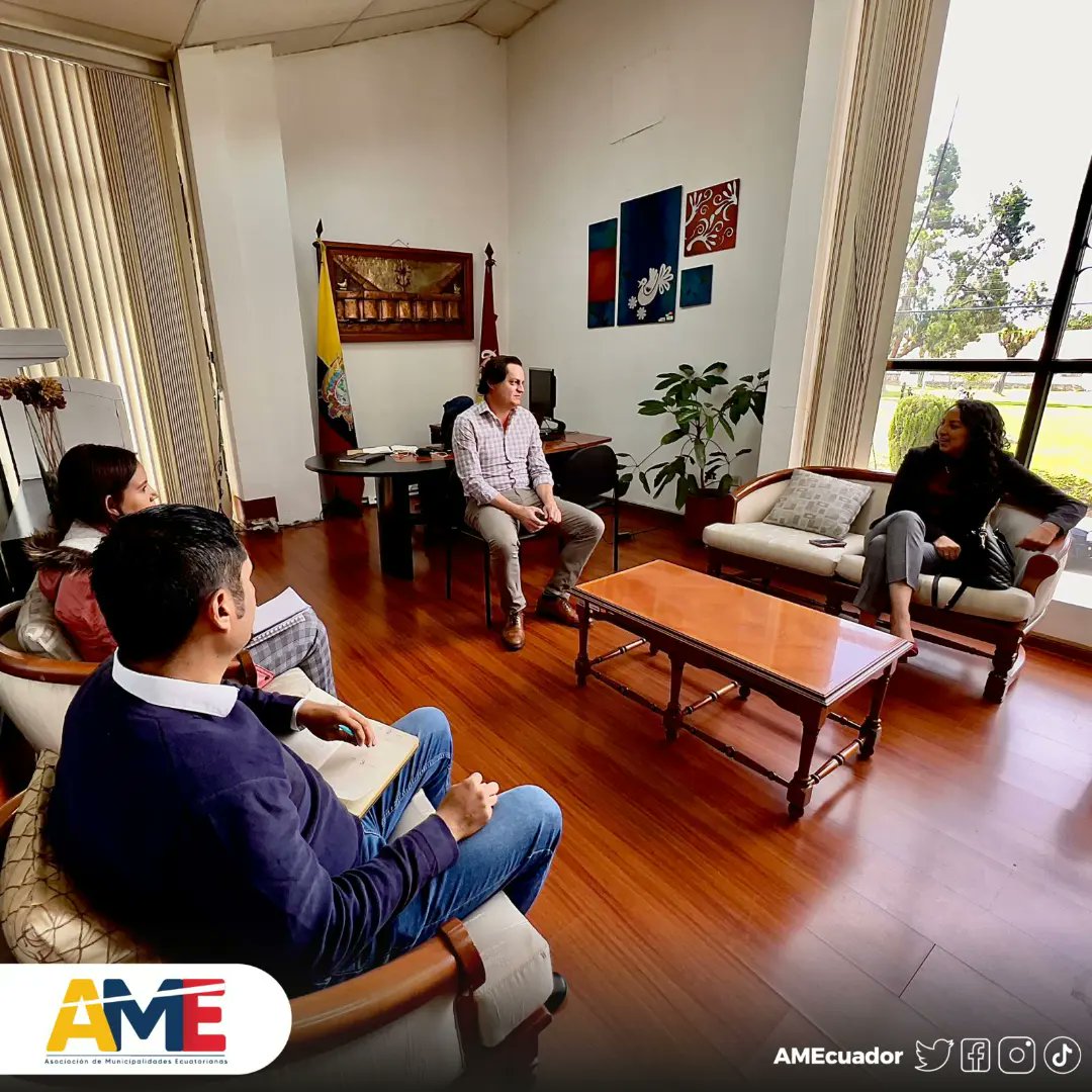 #AMERegional6 | Siempre trabajamos pensando en los municipios 💪🏻
Nuestra coordinadora regional, <a href="/RuthCaldasArias/">Ruth Caldas Arias</a>, respondió la invitación realizada por <a href="/RamiroSanta82/">Ramiro Santacruz</a>, director zonal 6 de <a href="/PlanificacionEc/">Sec. A dmin Pública y Planificación</a>, para articular capacitaciones y acompañamiento a los GADs en planificación