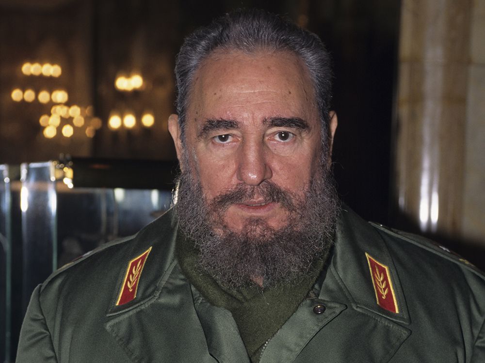 EmmaRincon's tweet photo. La riqueza de Taiwán pese al bloqueo de China demuestra que la miseria de Cuba es producida por el socialismo

“Cuba y Taiwán iniciaron la década de los 70 con economías similares, pero hoy el PIB de la isla caribeña es cinco veces menor al del país asiático”

Durante décadas el Partido Comunista de Cuba ha culpado a Estados Unidos de la pobreza y miseria con la que viven los ciudadanos en la isla, aludiendo al “bloqueo” que mantiene el país americano contra Cuba; sin embargo, el presunto bloqueo que esgrime la isla es en realidad un embargo comercial que tan solo le imposibilita a personas y empresas de ciertos rubros dentro de Estados Unidos hacer negocios con Cuba, el resto del mundo puede comerciar libremente con la isla.

De hecho, el mismo Estados Unidos exporta anualmente alrededor de $277 millones en mercancía para Cuba pese al embargo comercial, una mayoría de estas exportaciones constituyen alimentos.
Además, a pesar de haberse establecido en Cuba un régimen dictatorial que tiene más de 60 años en el poder sin ningún tipo de alternancia, elecciones o libertades básicas, el mundo entero reconoce a las autoridades comunistas y tiene presencia en todos los organismos internacionales multilaterales, siendo el principal de estos la Organización de las Naciones Unidas.

Por otro lado se encuentra Taiwán, que cuenta con unas características muy similares a las de Cuba, pues es también una isla que se encuentra próxima a una de las dos potencias mundiales —China—, en el caso de las autoridades de Taipéi, si han sido completamente bloqueados por el gigante asiático, pues China reclama la soberanía sobre la isla; a Taiwán le reconocen apenas una decena de naciones en todo el mundo, no tiene representación en la Organización de las Naciones Unidas, su nombre oficial ni siquiera puede ser pronunciado en cualquier tipo de evento internacional: llámese unos Juegos Olímpicos, una Asamblea General de Naciones Unidas, o incluso por parte de las embajadas de la mayoría de países en el mundo —incluyendo a Estados Unidos—; y aun así, pese a todas estas dificultades, hoy la economía de Taiwán es una de las más importantes del mundo, con un índice de pobreza del 1 %, contrario a Cuba que es junto a Corea del Norte la economía más deprimida del planeta tierra y tiene el 90 % de su población viviendo en la pobreza. ¿Cuál es la diferencia entre ambas islas? El modelo económico y político que aplicaron en sus naciones.

Cuba y Taiwán, dos islas con historias similares

Cuba y Taiwán pese a encontrarse en dos polos distintos del planeta tierra cuentan con unas características muy similares, la que más las asemeja es el hecho de encontrarse a menos de 200 kilómetros de las dos superpotencias del mundo —Estados Unidos y China respectivamente—, por otra parte, Cuba cuenta con un poco más de 11.3 millones de habitantes —un par de millones han escapado del país—, mientras que Taiwán tiene 23.5 millones de residentes, esto pese a que Cuba tiene una superficie territorial unas tres veces más grande.

Pese a las similitudes, en la actualidad a ambas naciones las separa un largo trecho en desarrollo económico, social, cultural, tecnológico, libertades individuales y democracia. Hoy la economía de Taiwán es cinco veces más grande que la de Cuba, sin embargo hace cincuenta años las cosas no eran tan diferentes, en la década de 1970 el PIB de ambos países era similar y la industria más grande de ambas era la agrícola, ¿entonces, qué cambió?

Taiwán: capitalismo, libertades, mercados abiertos

Los dolorosos resultados que dejaron la revolución cultural en la China comunista de Mao Zedong que ocasionó la muerte por hambruna de al menos unas 40 millones de chinos, iluminó el camino de los gobiernos de la región, quienes comprendieron rápidamente que el fallido modelo de poner al Estado a controlar los medios de producción los haría más vulnerables y miserables a todos.

Entonces los vecinos de la China comunista iniciaron una serie de reformas económicas y políticas que cambiaría drásticamente la calidad de vida de sus habitantes; Singapur, Malasia, Corea del Sur y por supuesto, Taiwán, comenzarían a abrir sus mercados, incentivar las empresas privadas y transformar sus regímenes autoritarios con instituciones democráticas, y de a poco el sol comenzó a brillar para los llamados tigres asiáticos.

A pesar de las limitaciones territoriales y el bloqueo político de China hacia la isla, en Taiwán las instituciones inclusivas abrieron paso a la producción de tecnología para abastecer un mercado mundial con severas deficiencias. Los empresarios taiwaneses comenzaron a especializarse en la producción de semiconductores, esos microchips que hoy encontramos en todos los aparatos eléctricos que existen en el mundo, desde televisores, computadores, teléfonos inteligentes, e incluso automóviles, y de a poco la isla pobre del pasado se fue convirtiendo en un país rico y desarrollado, pese al bloqueo de China.

Actualmente Taiwán tiene la sexta economía más libre del mundo según el ranking que elabora Heritage anualmente, Singapur es la primera nación en este apartado, mientras que Malasia ocupa el puesto 22 y Corea del Sur el 24.

En un artículo publicado por la embajada taiwanesa en México manifestaban las autoridades que: “Taiwán, gracias a las políticas de su Gobierno, inició un rápido y abrumador desarrollo comercial, convirtiéndose en una economía industrial estable. Hoy es la 22ª economía más grande del mundo. Eso le permitió entablar relaciones con países que estaban en busca de buenas relaciones comerciales”.

En el mismo escrito explican la transición que ocurrió en Taipéi:

“Pese a haber comenzado como una dictadura militar de un solo partido, en los 90 inició un proceso de democratización que hoy la tiene como uno de los países más libres del mundo, con tasas altas de libertad de prensa, servicio de salud, educación pública, libertad económica y desarrollo humano.

Por eso la China comunista ve a Taiwán, y su reconocimiento internacional, como una amenaza existencial. El contraste es evidente. En la República de China la democracia no sólo ha demostrado que puede funcionar, sino que ha representado múltiples beneficios para la población. Los taiwaneses tienen mejor calidad de vida, y oportunidades de desarrollo personal, que el chino promedio en el territorio continental. Y todo eso en un marco de libertades que son impensables en una China comunista que censura a la disidencia y cuyo partido de Gobierno cada vez aprieta más su control sobre todos los aspectos del país”.

Cuba: socialismo, miseria y defensas por afinidades ideológicas

Al otro lado del planeta, en Cuba, decidieron taparse los ojos con los resultados de la revolución cultural perpetrada en China, y con el descalabro de la Unión Soviética; mientras Taiwán despegaba con un modelo capitalista, Cuba se quedaba anclada en los viejos dogmas revolucionarios de Fidel Castro, que lejos de intentar cambiar, lo que intentó fue expandir su régimen de miseria en el resto del continente, lográndolo con bastante éxito en países como Venezuela y Nicaragua.

La revolución cubana se hizo con el poder en la isla en 1959 por la vía de las armas y más nunca lo soltó, con lemas populares como el de la redistribución de las riquezas, las supuestas ayudas a los pobres, y el socialismo, Fidel Castro comenzó a expropiar tierras y empresas privadas para ser manejadas por el Estado, y en poco tiempo Cuba que solía ser uno de los mayores productores y exportadores de azúcar en el mundo, se encontró con que ya no podía ni producir azúcar para consumo interno y debía importarla.
Durante décadas la revolución cubana se pudo mantener en el poder exclusivamente gracias al financiamiento que le ofrecía la Unión Soviética con el objetivo de acrecentar los enemigos ideológicos en el patio trasero de Estados Unidos; luego de la caída de la URSS, en los años 90 Cuba vivió una de las peores décadas de su historia, hasta que la astucia política de Fidel Castro logró poner a Hugo Chávez en el poder en Venezuela, y desde entonces vivieron del petróleo de dicho país, hasta que el mismo modelo fallido socialista terminó por arruinar a la nación con mayores reservas de petróleo en el mundo, y Cuba volvió a verse envuelta en una tremenda crisis económica, con millones de ciudadanos en la extrema pobreza, lo que ha provocado recientemente uno de los más grandes levantamientos civiles en contra de las autoridades comunistas.

Cuba y Taiwán iniciaron la década de los 70 con economías similares, pero hoy el PIB de la isla caribeña es cinco veces menor al de Taiwán, y tiene al 90 % de su población en la pobreza, mientras que en la isla asiática solo el 1 % de su población es pobre.
La culpa no es del “bloqueo”, es del socialismo.

En mi libro "La reinvención ideológica de América Latina" pueden seguir leyendo sobre estos temas: https://t.co/ScDcVdygiZ