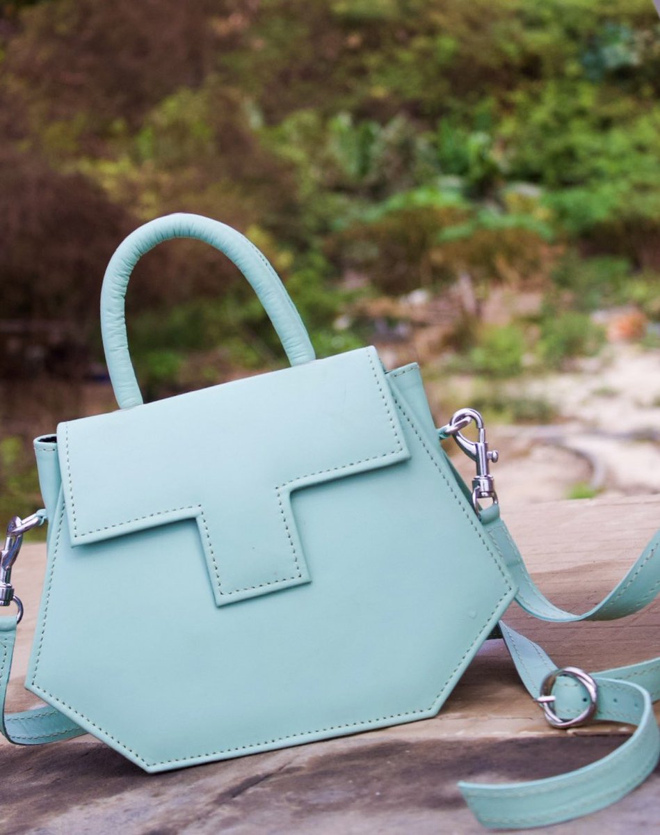 TiffanyCndl's tweet photo. Garmi
Couleurs: marron bois, beige, marron camel et vert menthe
En cuir
Prix: 30.000 FCFA
#CndlNeutral https://t.co/EayG1NEQuz