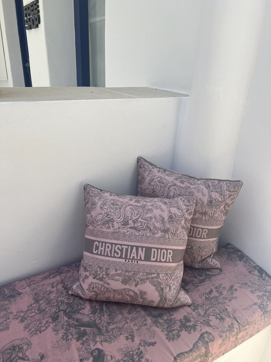 idomyownstuntss's tweet photo. Thrifted in Athens did Luxury in Mykonos https://t.co/KGd5hNIqpe