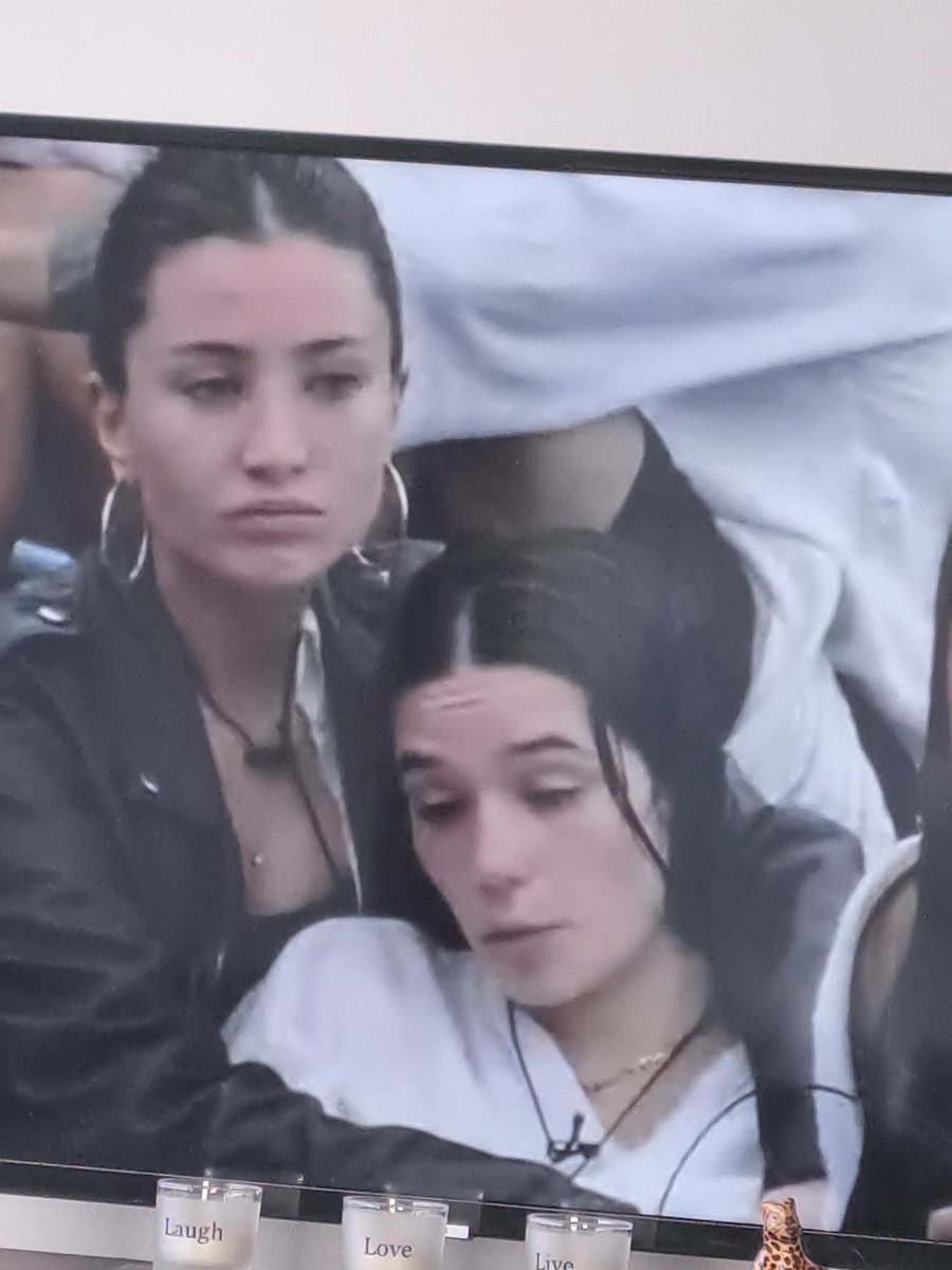 MacaRodriguezQ's tweet photo. Alessia es igual Adam de sex education #GranHermanoCHV https://t.co/wAuH9Vf9gf