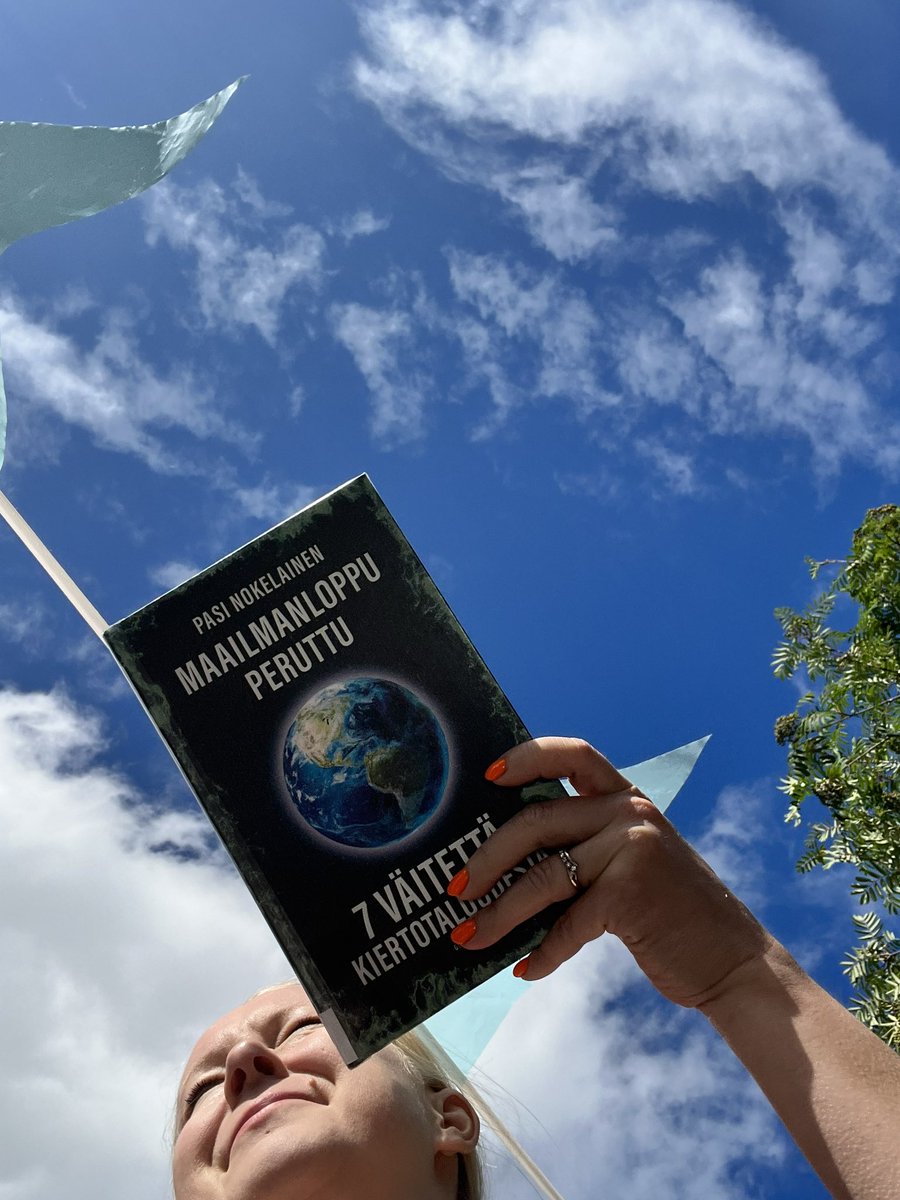 Innostava visio helsinkiläisen perheen arjesta v. 2038, siitä kun hyvän kierre on syntynyt ja kiertotalous on mullistanut mm. pukeutumisemme. Myös äänikirja! #vaatteetpalveluna #clothingasaservice <a href="/vaatepuu/">Vaatelainaamo Vaatepuu</a> #lukusuositus <a href="/NokunPasi/">Pasi Nokelainen</a>