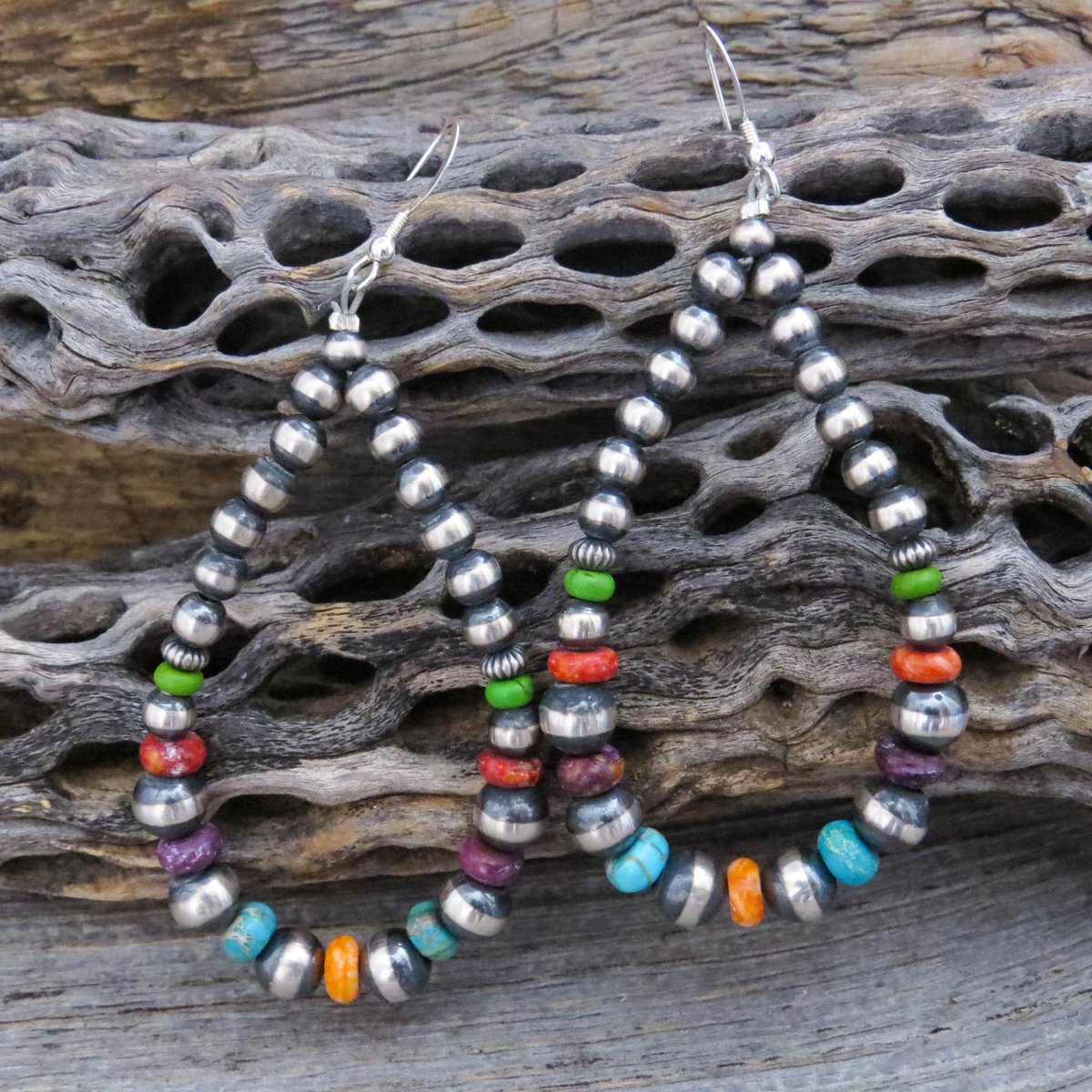 Love your new look with these Navajo Pearls hoop earrings! 
🌺SHOP HERE: etsy.me/3PJO5H7🌺 #navajopearls #hoops #hoopearrings #turquoiseearrings #bohohippie #southwesternjewelry #colorfulearrings