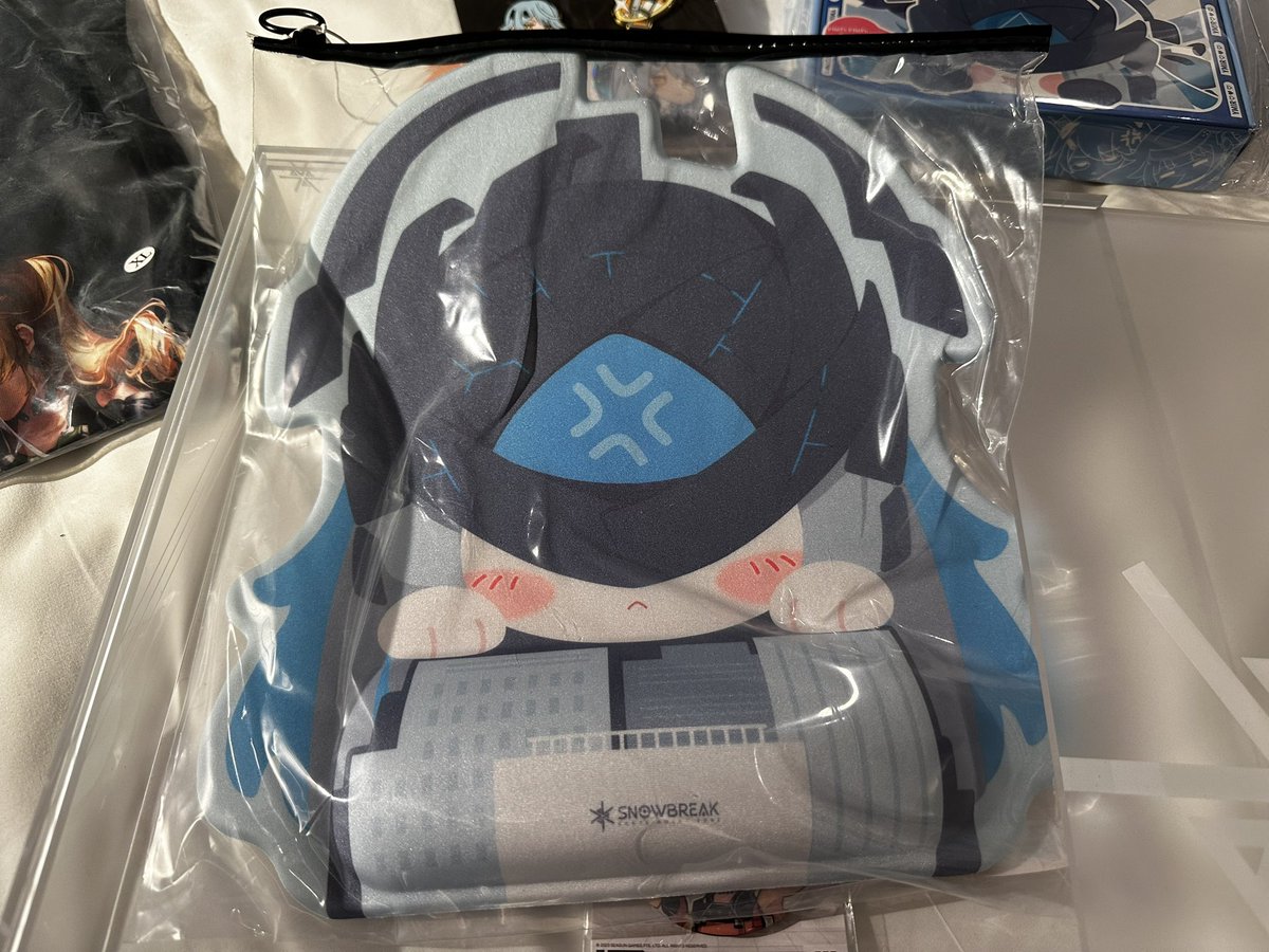 Unreal_Dreamer's tweet photo. Thank you @SnowbreakEN for the amazing gifts at Anime Expo, love the art and aesthetic a ton 😭😭
Excited for the release coming soon 🤩
#Snowbreak #SCZAX https://t.co/peTTT3nwEK