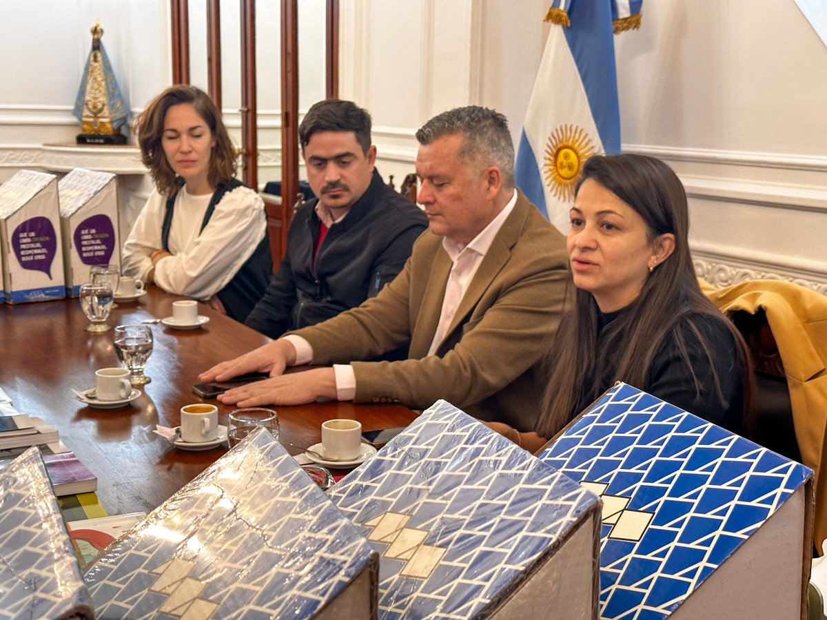 CulturasLaRioja's tweet photo. 🔺Esta mañana, el Consejo Provincial de Cultura sesionó por segunda vez en el año.

🙌 Representantes de todos los departamentos se reunieron para tratar diferentes puntos de la orden del día.

📖 Además, se hizo entrega de bibliotecas de libros para las direcciones culturales. https://t.co/0JXNTZzpdP
