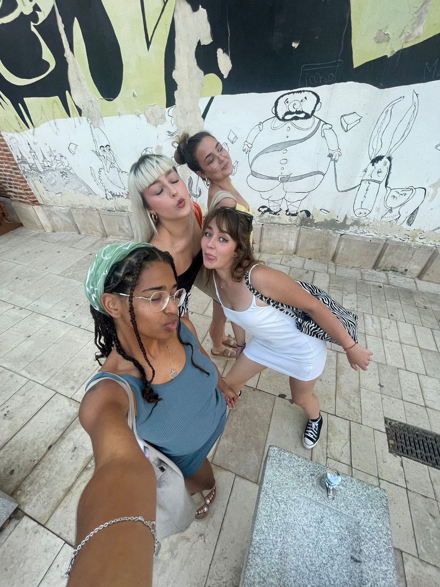luciadelarosaaa's tweet photo. Verano de chicas https://t.co/t3oXGzUkOL