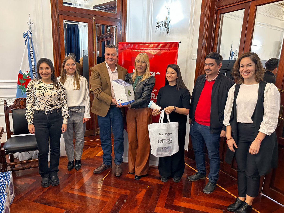 CulturasLaRioja's tweet photo. 🔺Esta mañana, el Consejo Provincial de Cultura sesionó por segunda vez en el año.

🙌 Representantes de todos los departamentos se reunieron para tratar diferentes puntos de la orden del día.

📖 Además, se hizo entrega de bibliotecas de libros para las direcciones culturales. https://t.co/0JXNTZzpdP