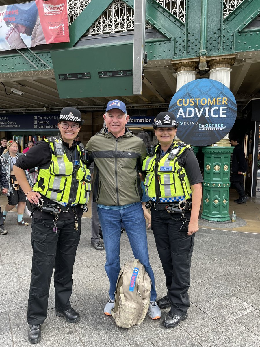 Good to see many of our Edinburgh officers & @PSOSEdinburgh at @NetworkRailEDB with @BTPWestScot officers 👍 for the Kings Scottish coronation great job by all 👏 🙏 we also bumped into an officer from Texas on his hols & Derek @RailChaplains who do great things every day ❤️