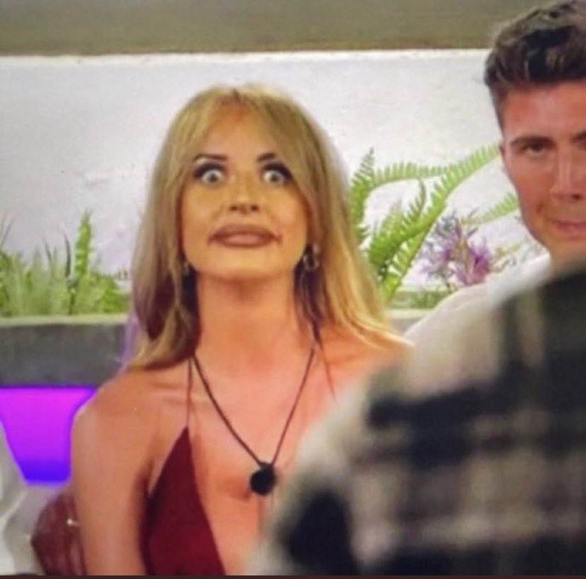 atlantax_xo's tweet photo. Molly everytime the girls walk in the Villa #LoveIsland https://t.co/cHcFJa9BGN