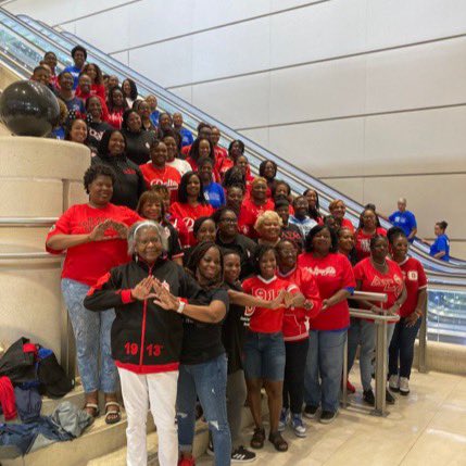 chateacher27's tweet image. At the @NEAToday convention members of the Divine Nine NEA caucus came together for a community service project to collect banned books to be distributed in FL!!! #NEARA #NPHC #publicservice #socialjusticeisunionwork