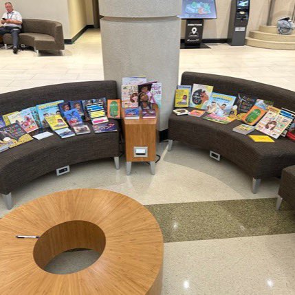 chateacher27's tweet image. At the @NEAToday convention members of the Divine Nine NEA caucus came together for a community service project to collect banned books to be distributed in FL!!! #NEARA #NPHC #publicservice #socialjusticeisunionwork